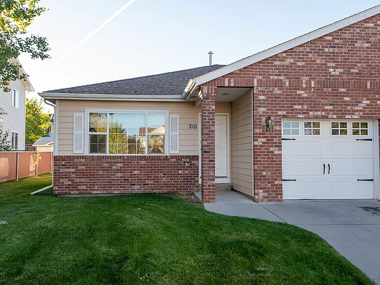 201 & 203 N Hunters Way — Photo 8