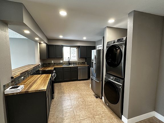 5th image of 3231 S Garland Way