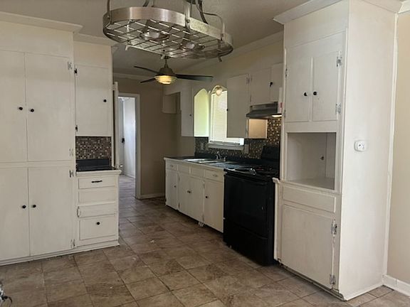 2nd image of 405 N Flag Chapel Rd