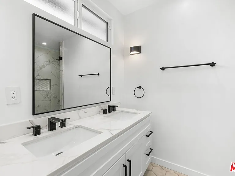 14642 Runnymede St — Photo 29