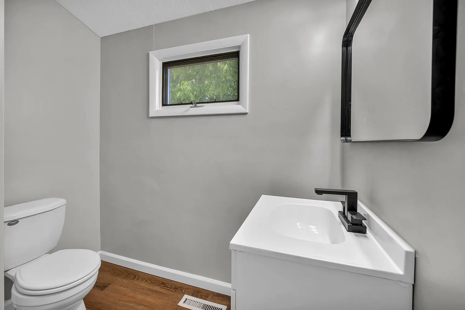 408 Halle Dr photo 1