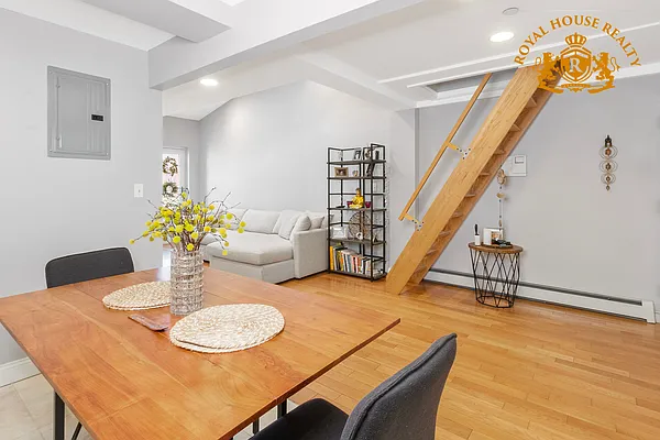 Sold by Royal House Realty, Inc. | media 21
