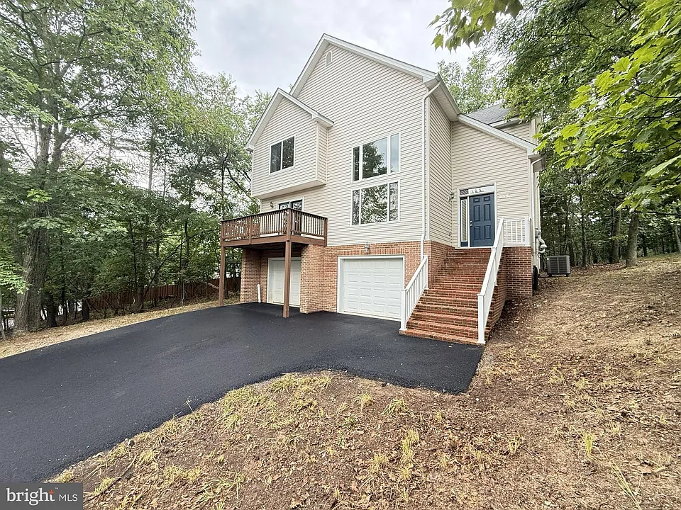 1234 Lakeview Dr