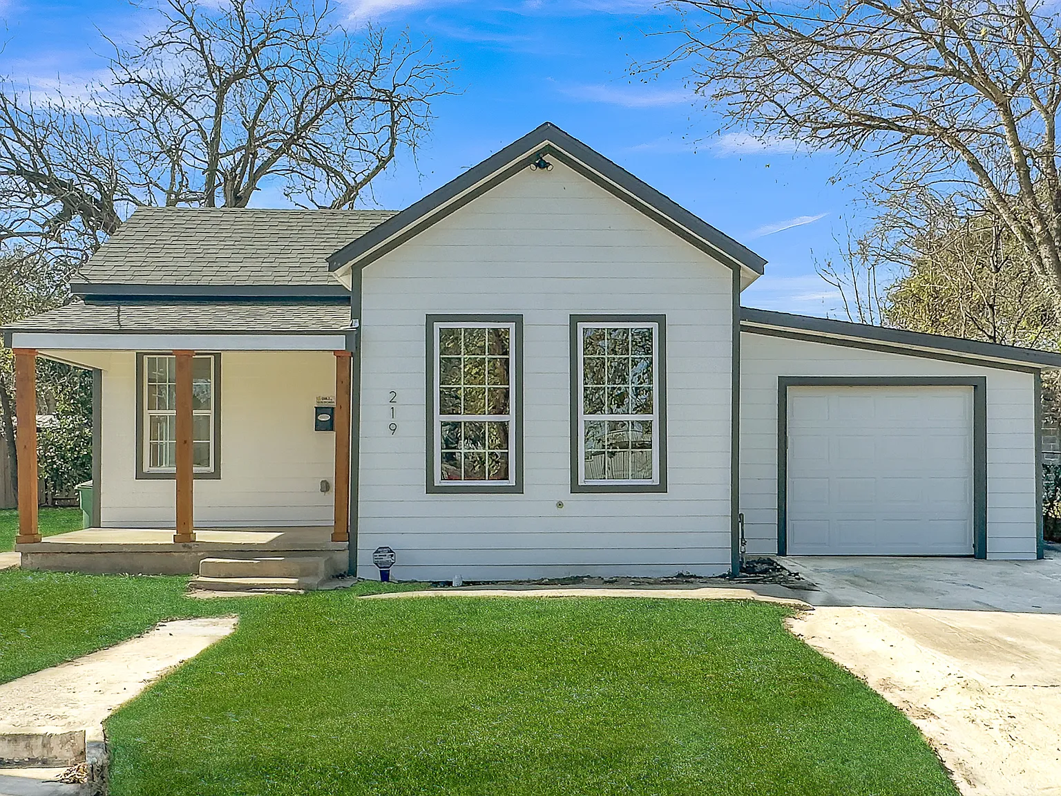 Newly remodeled 3 bed/2 bath home — Photo 2