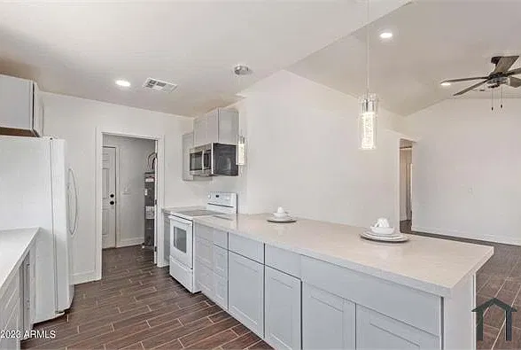 3 bed, 1320 sqft, $2,399 — Photo 3