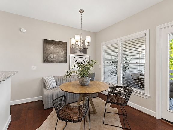 5th image of 323 Boxmere Pl