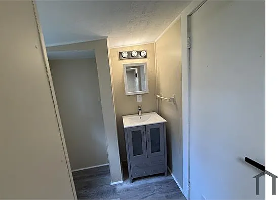 5636 Drake Ave — Photo 6