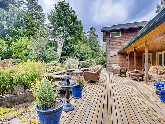 Come sit and enjoy yourself on your back deck. Private, quiet park like setting. Year around use with a roof over part of your large deck. 2 Ramp access yard to deck. 