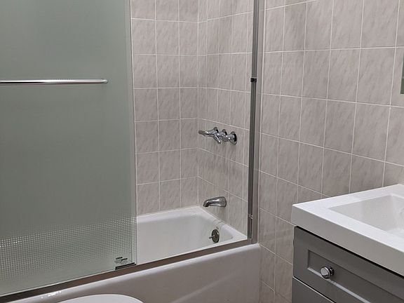3rd image of 44-01 Queens Blvd #3R