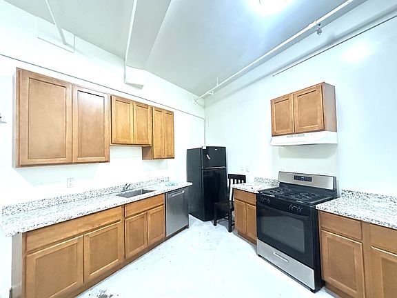 3rd image of 2877 Chapman St