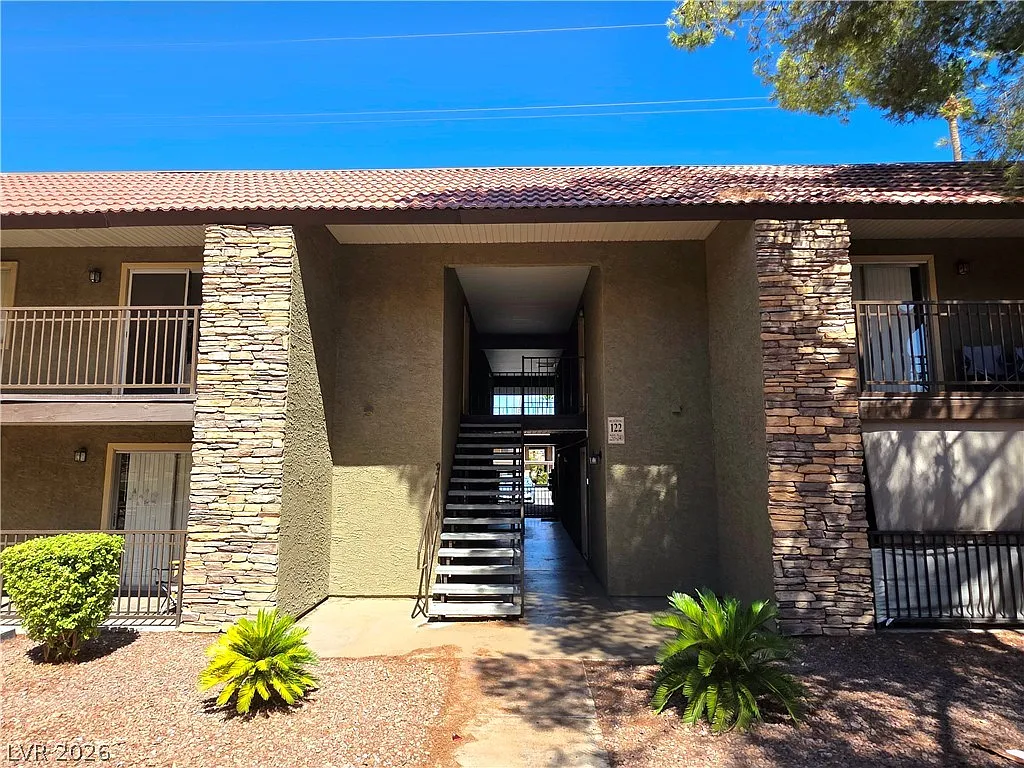 2 bed, 1.0 bath, 816 sqft, $1,350 — Photo 3