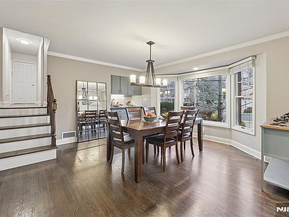 5th image of 22 Maplewood Rd