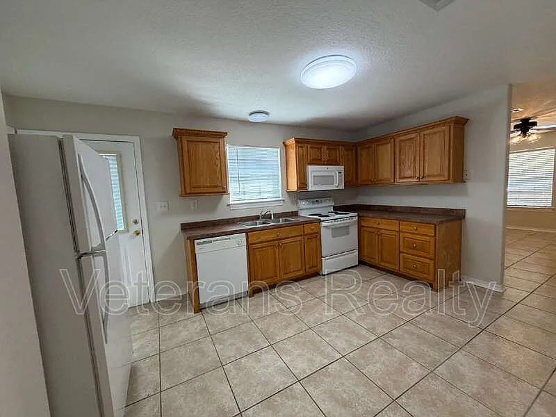 3 bed, 2.0 bath, 1200 sqft, $1,400 — Photo 4