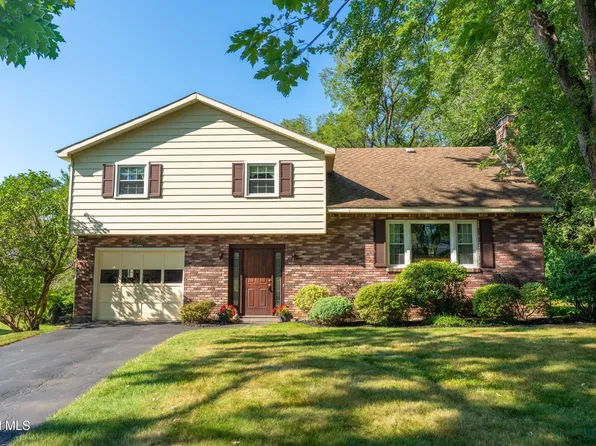 8 Knolls Road, Niskayuna, NY 12309