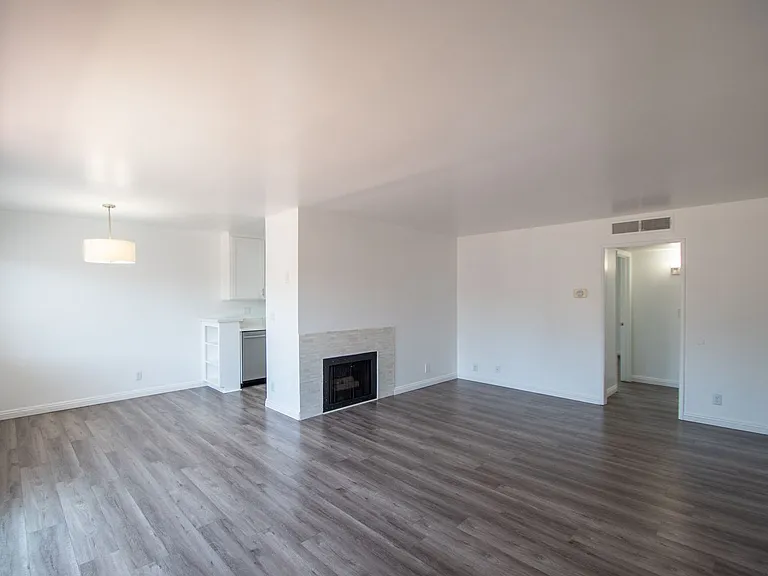15128-44 Burbank Blvd — Photo 15