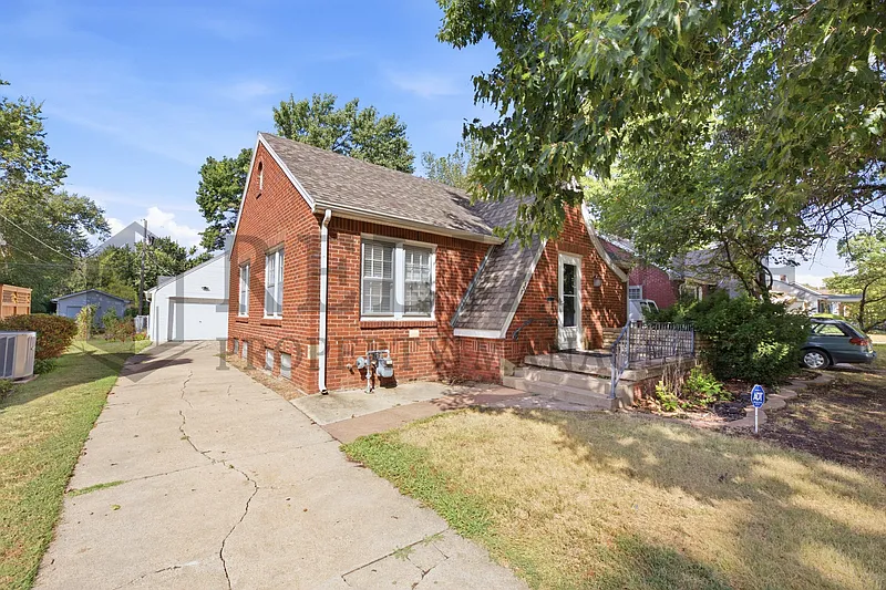 3 bed, 1.5 bath, 2047 sqft, $1,445 — Photo 2