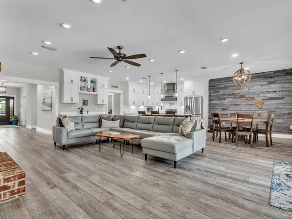 107 Countri Ln, Cantonment, FL 32533