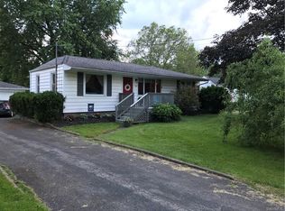 7482 Chestnut Ridge Rd, Lockport, NY 14094