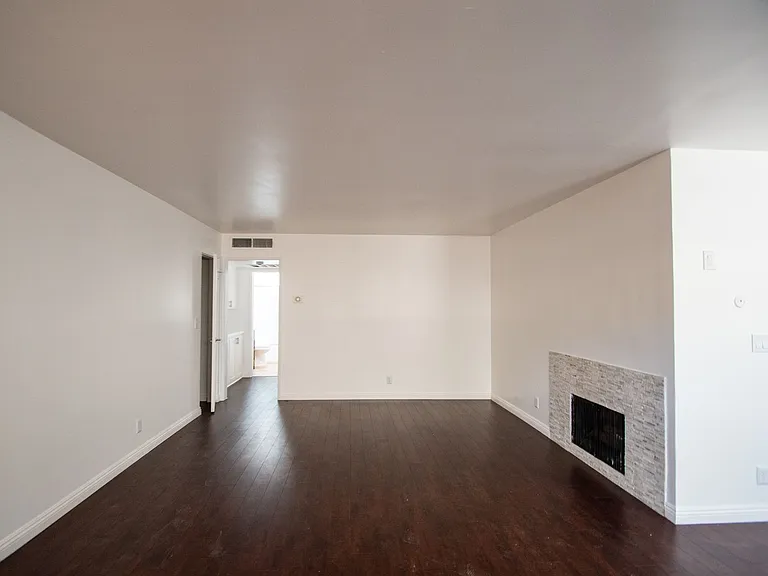 15128-44 Burbank Blvd — Photo 6
