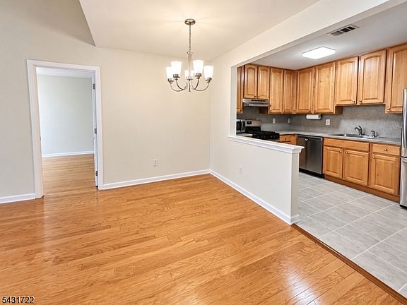 3rd image of 362 Cambridge Dr