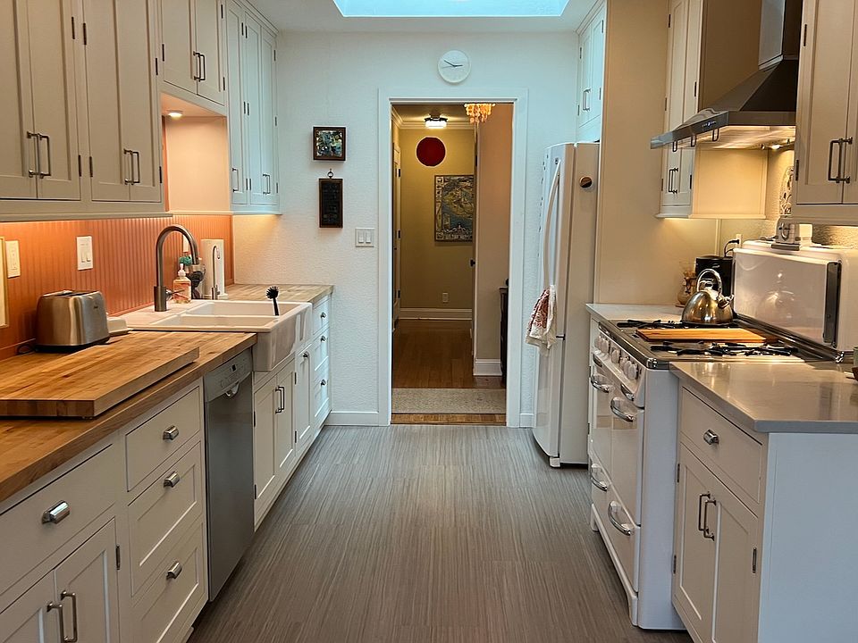 Eat-in kitchen with classic gas Wedgewood range, farm sink, R.O, water system, and sky light.