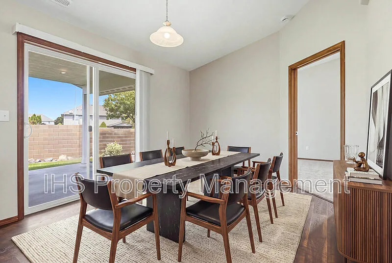 3 bed, 2.0 bath, 1344 sqft, $2,295 — Photo 3
