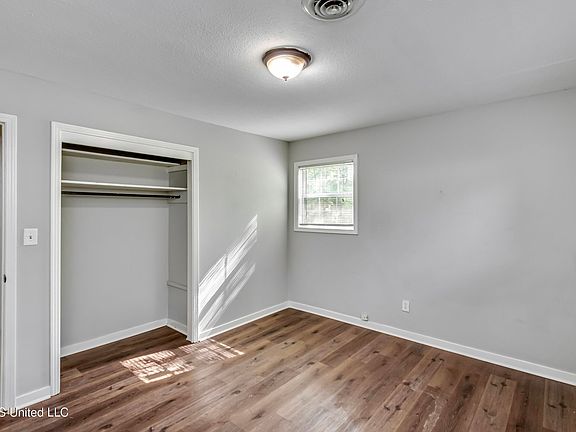 5th image of 823 Dunton Rd