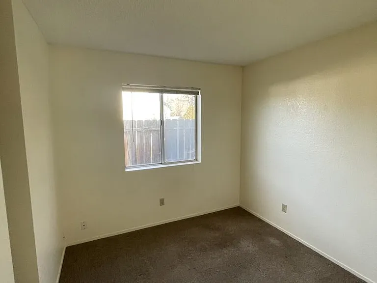 204 Meadowbrook Ct — Photo 12