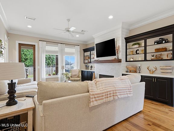 5th image of 113 Sweetbriar Cir