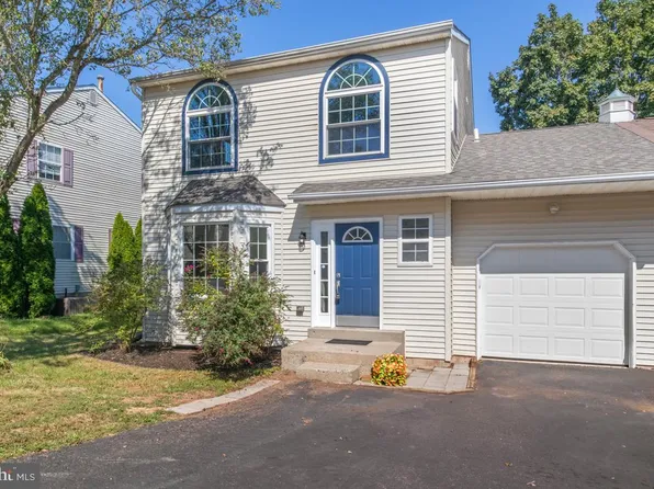 303 Aronimink Dr, Royersford, PA 19468