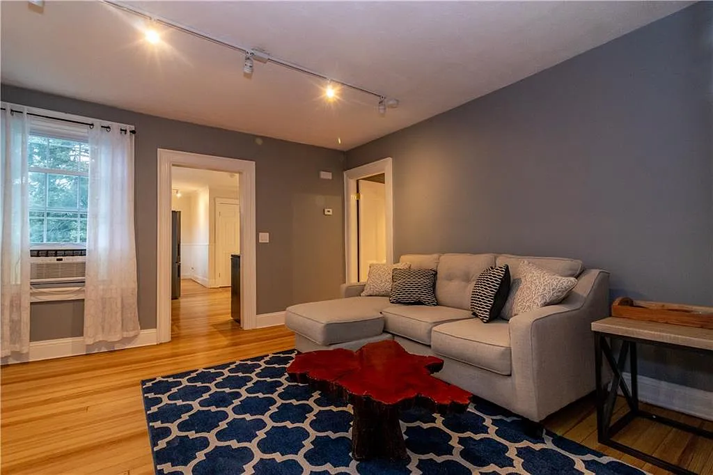 3 bed, 2.0 bath, 1372 sqft, $2,800 — Photo 3