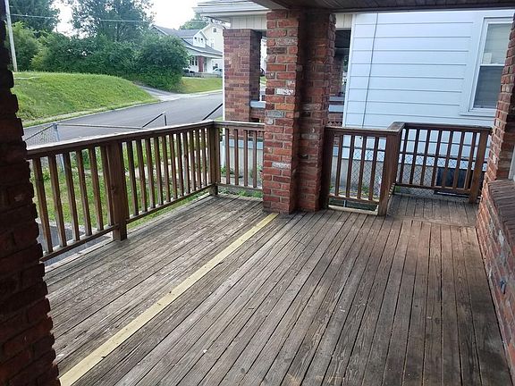 4th image of 209 E Maplewood Ave