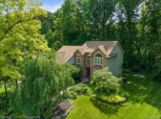 7547 Ridge Valley Dr, Clarkston, MI 48348
