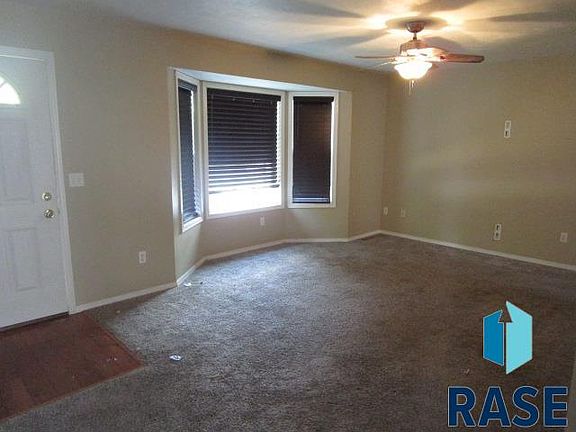 4th image of 400 Ruth St
