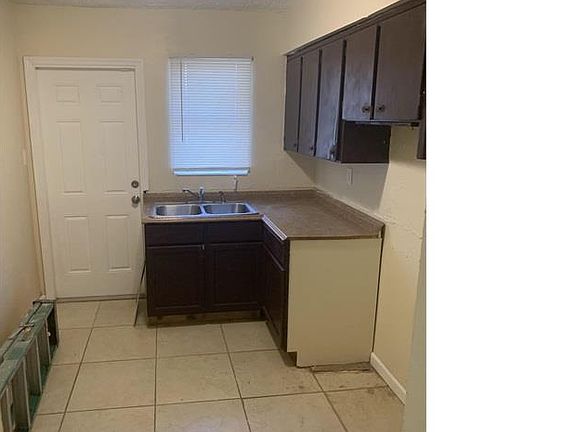 4th image of 900 NW 16th Ter
