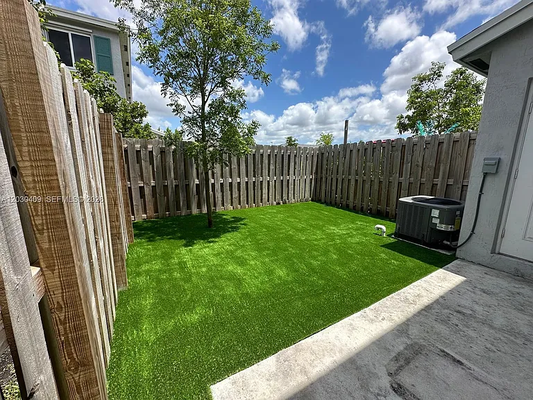 1262 NW 3rd Ln #0 — Photo 2