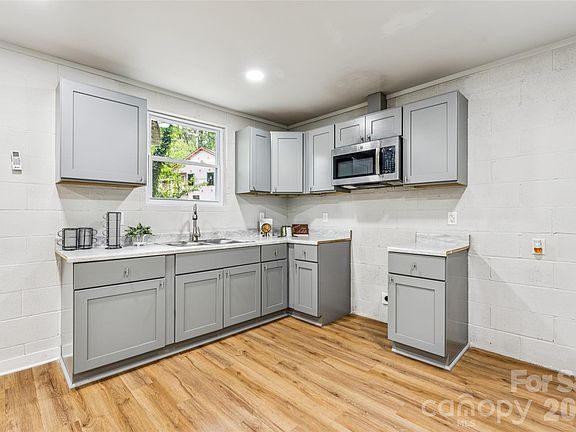 2nd image of 1014 N Mountain St
