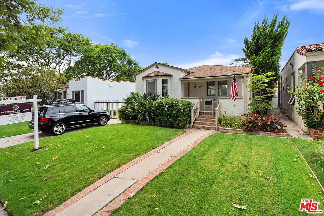 2 bed, 1.0 bath, 999 sqft, $5,995 — Photo 2