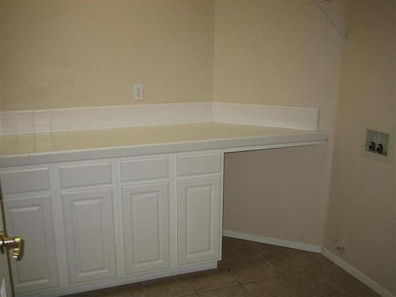 4th image of 996 W Windsor Dr
