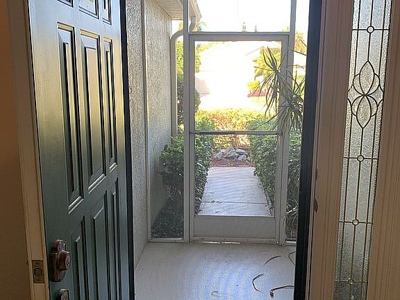 Entrance with screen