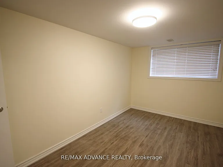 33 Carluke Cres #LOWER — Photo 12