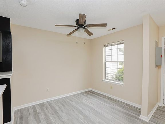 5th image of 377 Lees Mill Dr
