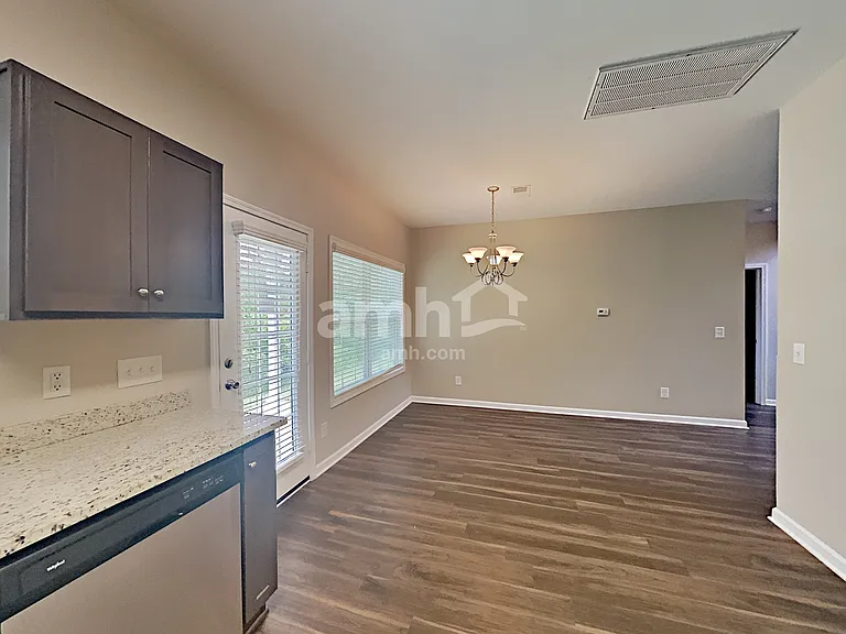 913 Beverly Ct — Photo 6