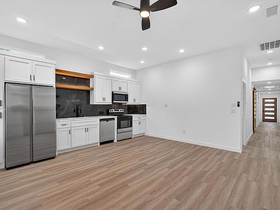 3rd image of 2113 Henry St #A