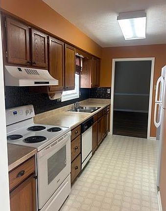 3rd image of 903 Sivley Rd