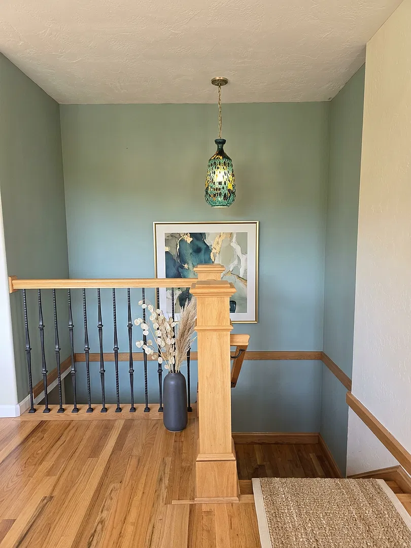 Available Now! 3 bedroom, 2.5 Bath Home with Large Deck & View — Photo 3