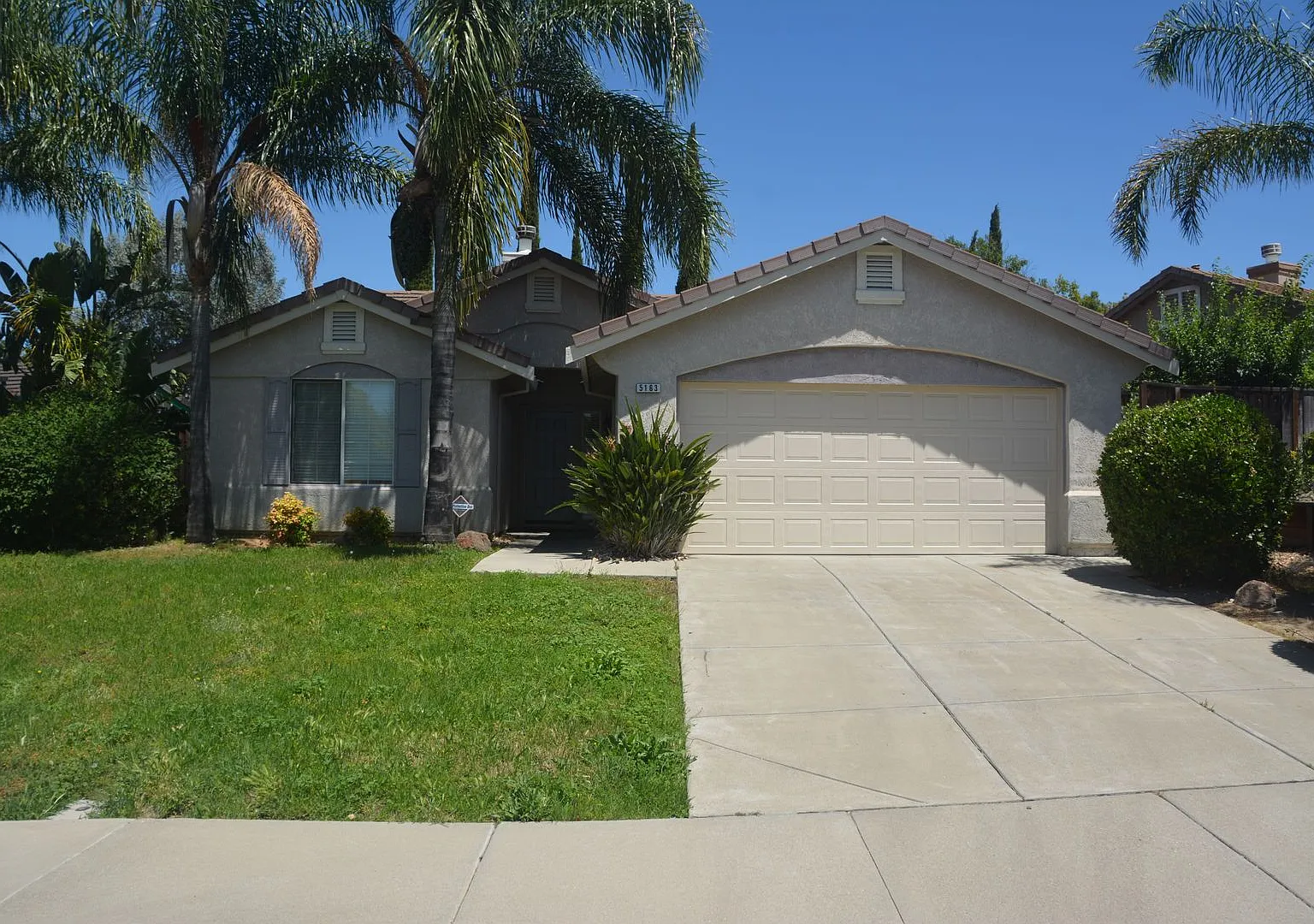 Sharp and clean Dallas Ranch area 4 bedroom, 2 bath home with 1,533 sq. ft — Photo 1