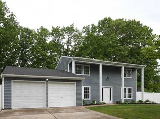 32 Crater Lake Dr, Coram, NY 11727
