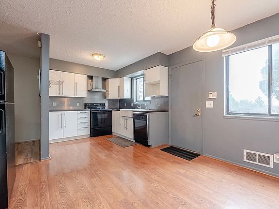 5th image of 16 Surrey Hill Way