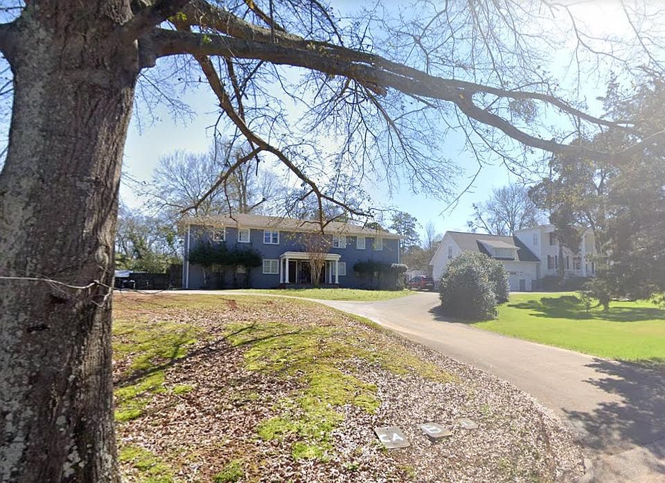 Exterior of the 4 unit condo complex located in the quite and historic district off of Sherwood Road